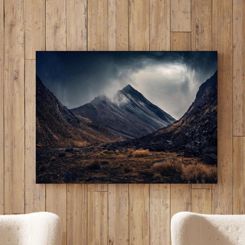 Wandbild - Bergenlandschaft  an Holzwand hinter sanften Sesseln mit Plüschbezug Zoom