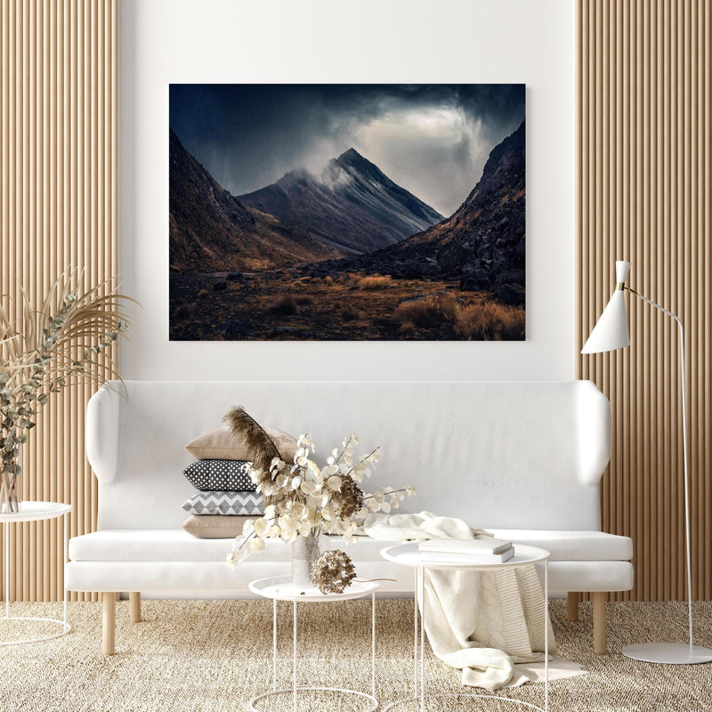 Wandbild - Bergenlandschaft  in extravagant gestaltetem Raum mit minimalistischer Couch-quadratisch