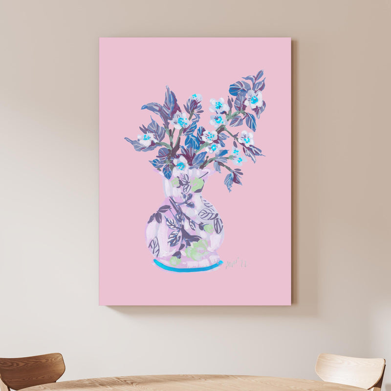 Wandbild - Bläuliche Apfelblüte - Gemälde an beiger Wand hinter handgeschnitztem Holztisch Zoom