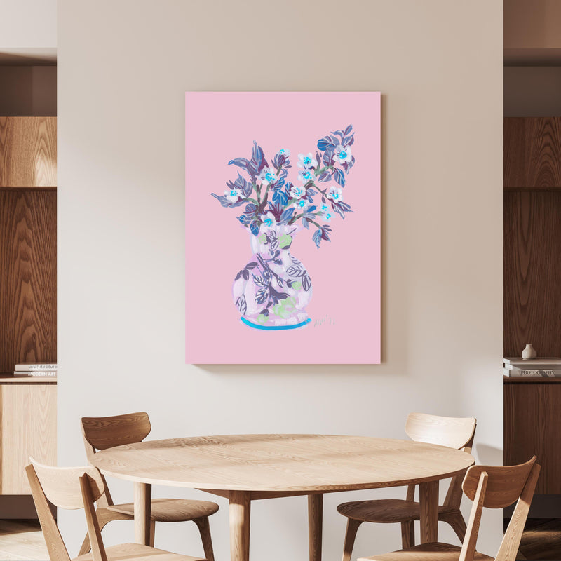 Wandbild - Bläuliche Apfelblüte - Gemälde an beiger Wand hinter handgeschnitztem Holztisch 