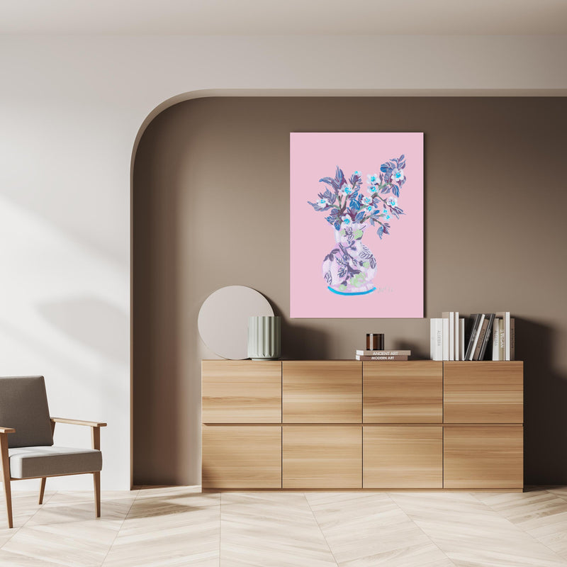 Wandbild - Bläuliche Apfelblüte - Gemälde über doppelter Holzkommode mit Vase und Büchersammlung
