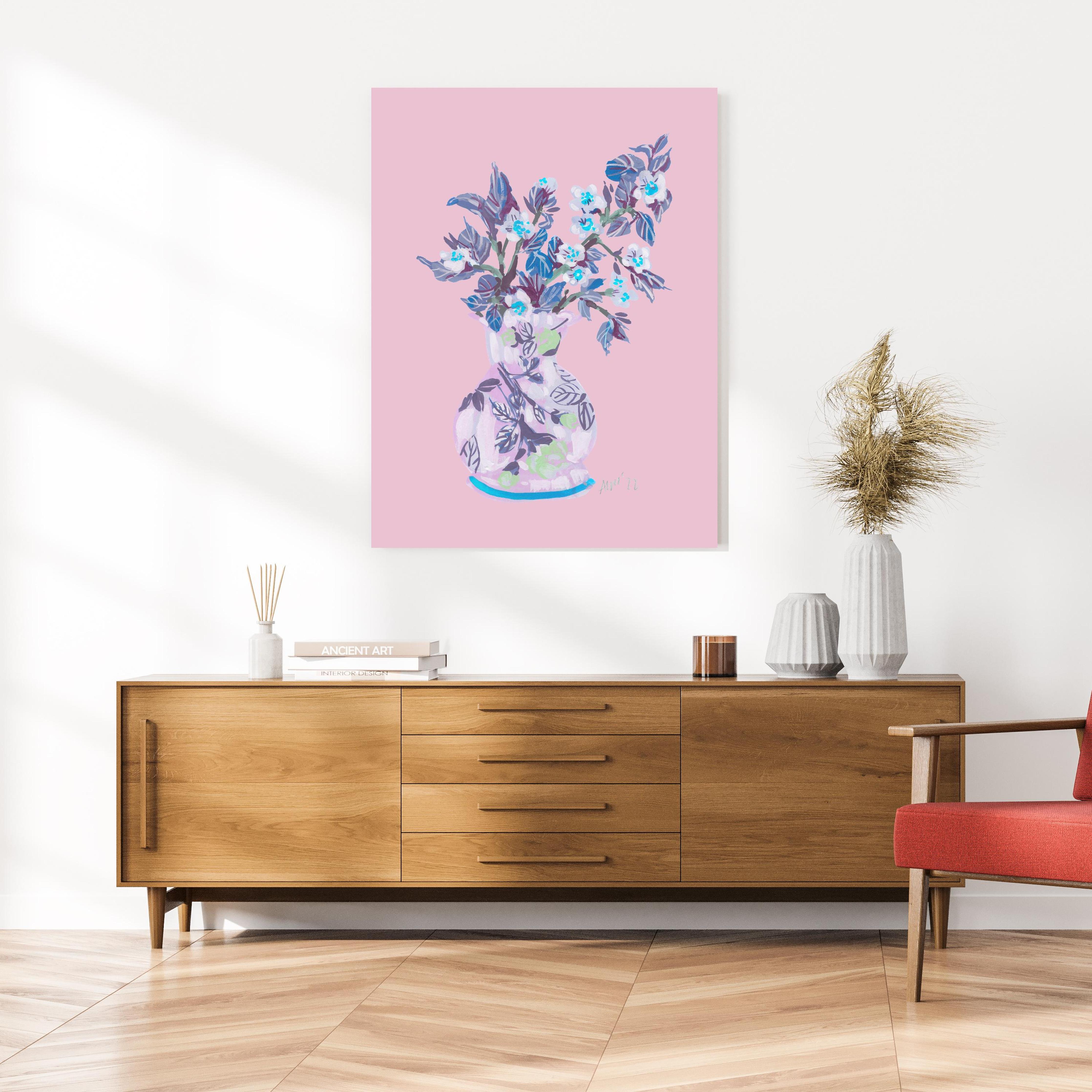 Wandbild - Bläuliche Apfelblüte - Gemälde an cremefarbener Wand über klassischer Holzkommode