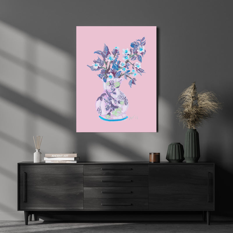 Wandbild - Bläuliche Apfelblüte - Gemälde über luxuriöser Holzkommode und dunkelgrünen Vasen