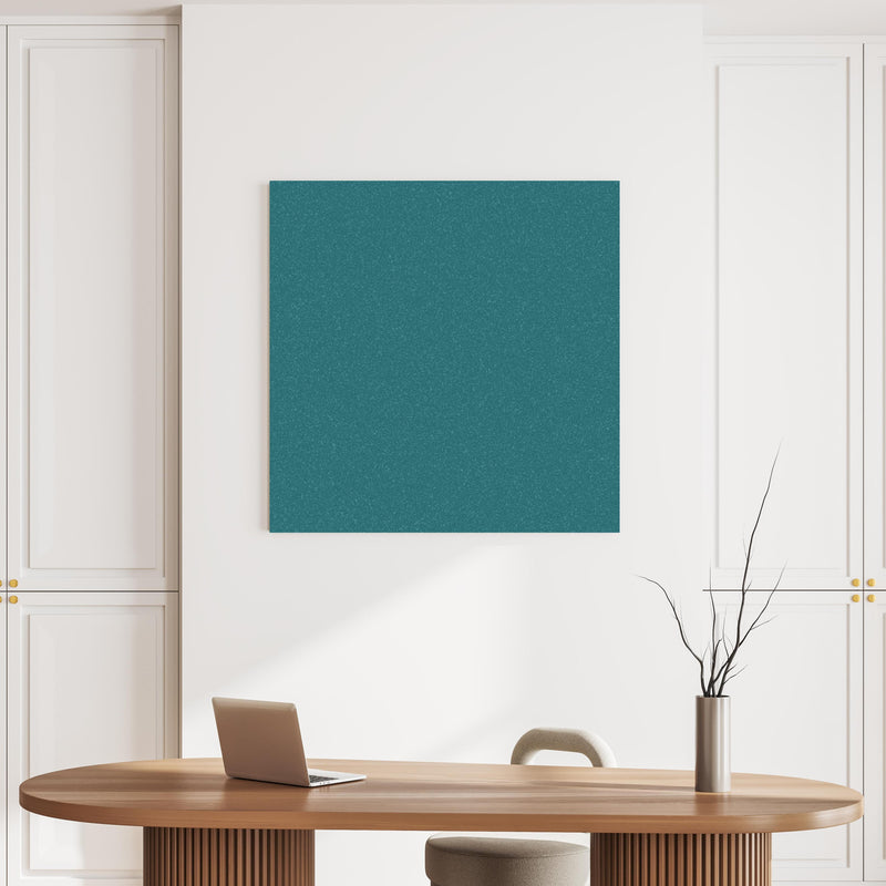 Wandbild - Bläuliche Wandtextur - Blaue Hafenfarbe über ovalem Holztisch mit zeitloser Vase