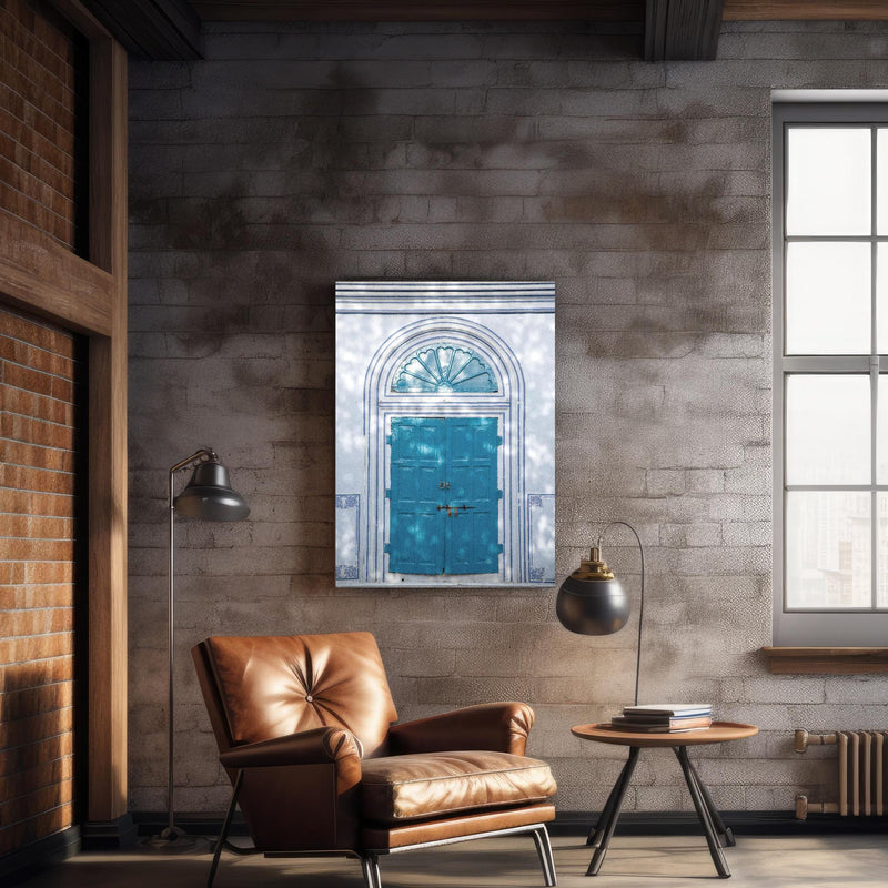 Wandbild - Blaue Tür - Architektur über geschmackvollem Sessel an rustikaler Ziegelwand