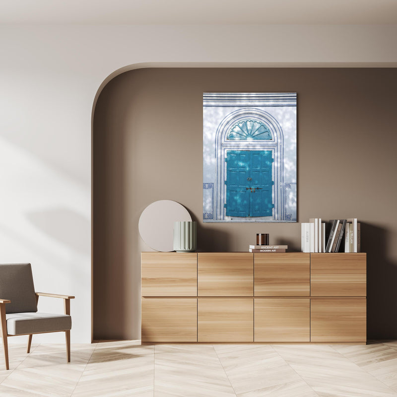 Wandbild - Blaue Tür - Architektur über doppelter Holzkommode mit Vase und Büchersammlung