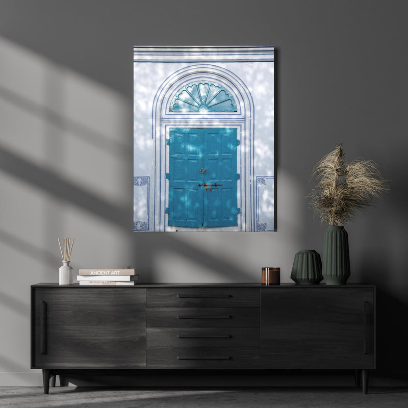 Wandbild - Blaue Tür - Architektur über luxuriöser Holzkommode und dunkelgrünen Vasen