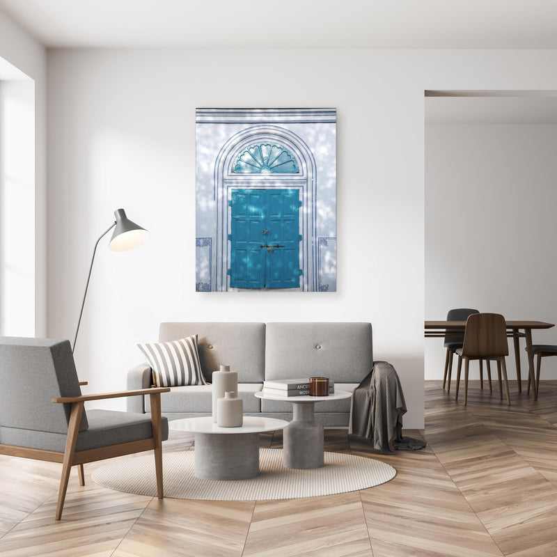 Wandbild - Blaue Tür - Architektur in gemütlichem Wohnzimmer neben grauer Retro-Lampe