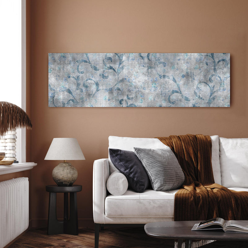 Wandbild - Blaues Blätter Muster - Zement in dekorativem Wohnzimmer über einladendem Sofa