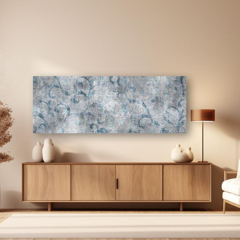 Wandbild - Blaues Blätter Muster - Zement in dezentem Wohnzimmer mit geölter Holzkommode