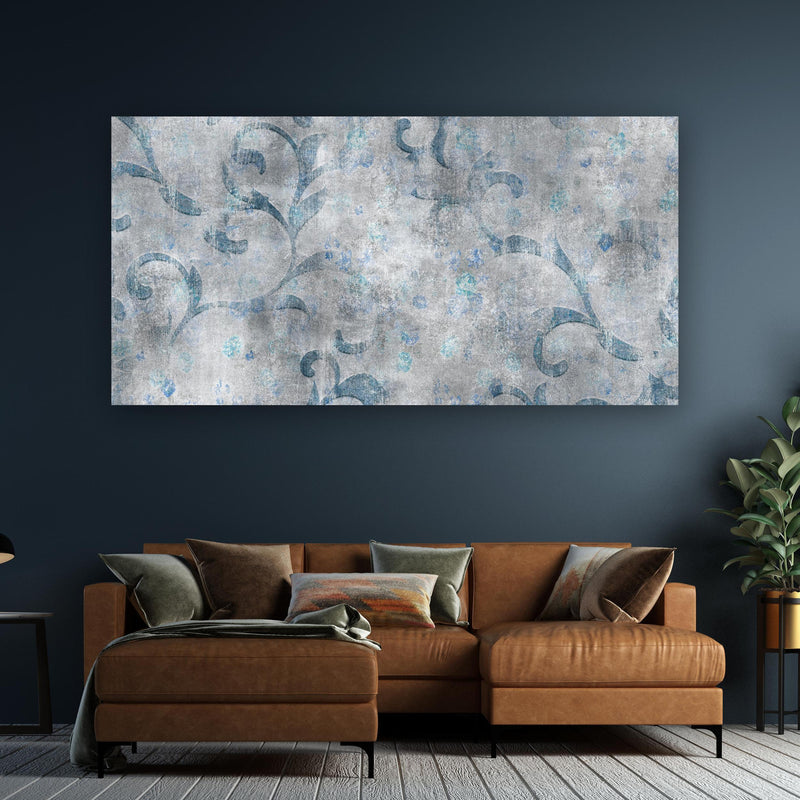 Wandbild - Blaues Blätter Muster - Zement an dunkelgrüner Wand über klassischem Sofa