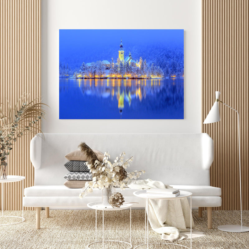 Wandbild - Bled Island in extravagant gestaltetem Raum mit minimalistischer Couch-quadratisch