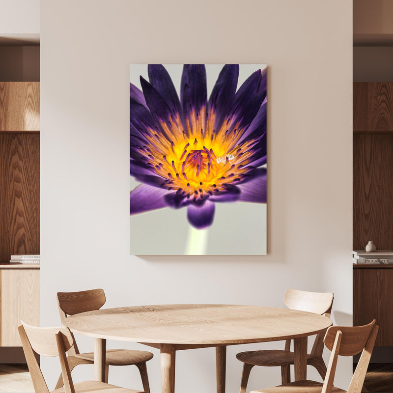 Wandbild - Blumen Portrait - Floral an beiger Wand hinter handgeschnitztem Holztisch 