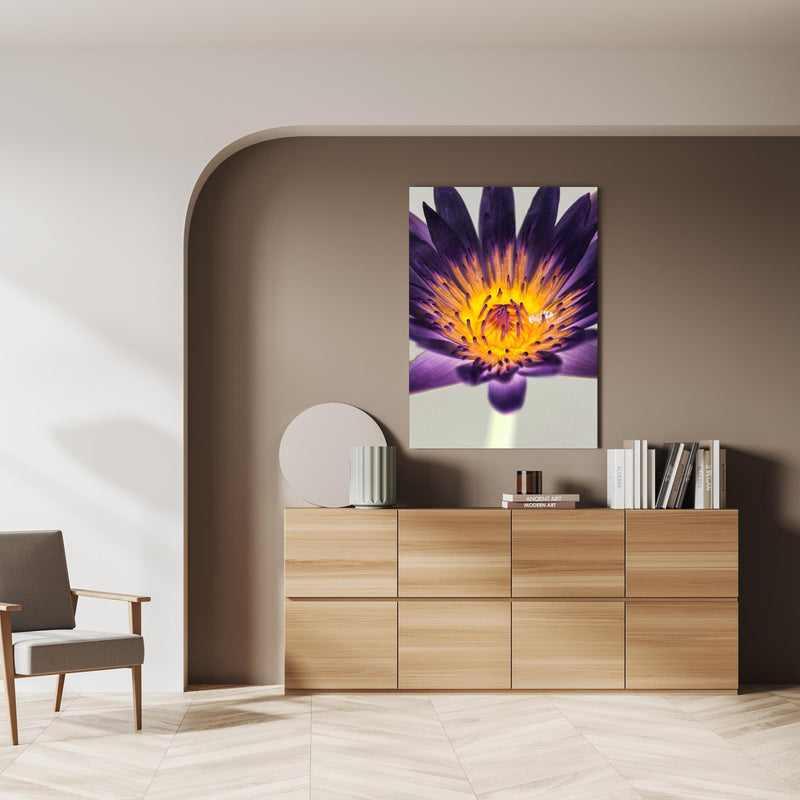 Wandbild - Blumen Portrait - Floral über doppelter Holzkommode mit Vase und Büchersammlung