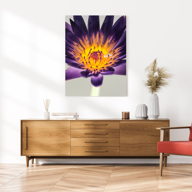 Wandbild - Blumen Portrait - Floral an cremefarbener Wand über klassischer Holzkommode