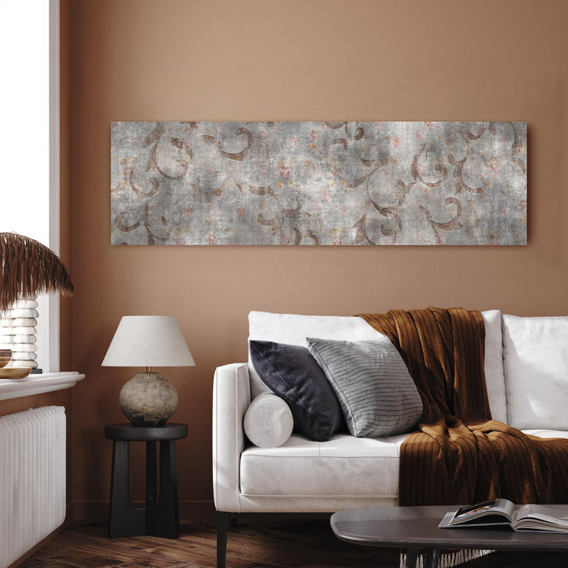 Wandbild - Braunes Blätter Muster auf gräulichem Zement in dekorativem Wohnzimmer über einladendem Sofa