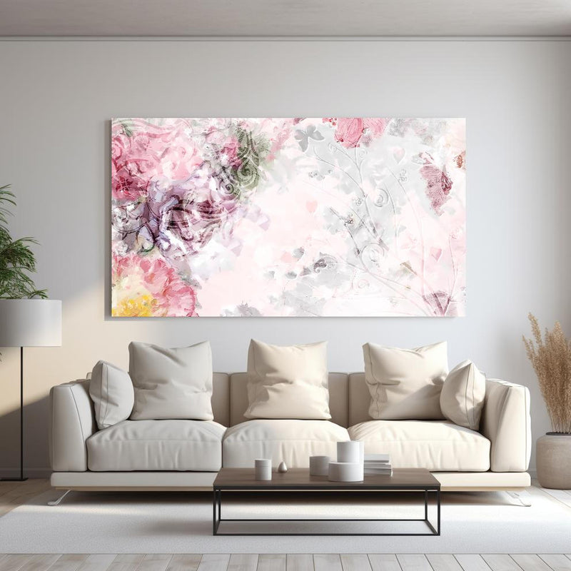 Wandbild - Bunte Blumen - Pastell Farben hinter sanfter Couch mit cremefarbenen großen Kissen