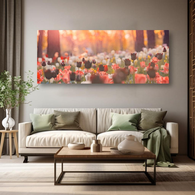 Wandbild - Bunte Blumenwiese mit Tulpen in kreativ eingerichtetem Zimmer mit moderner Vase