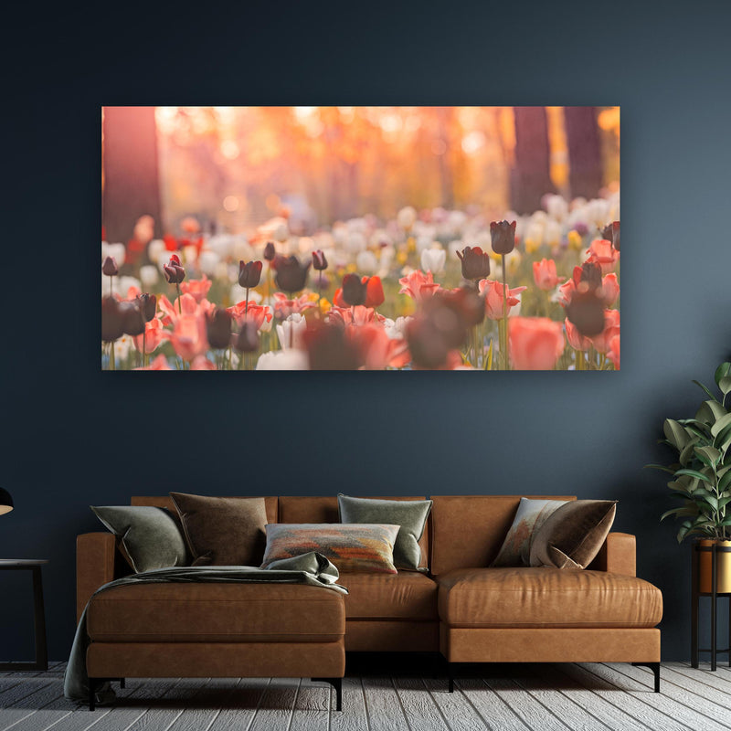 Wandbild - Bunte Blumenwiese mit Tulpen an dunkelgrüner Wand über klassischem Sofa