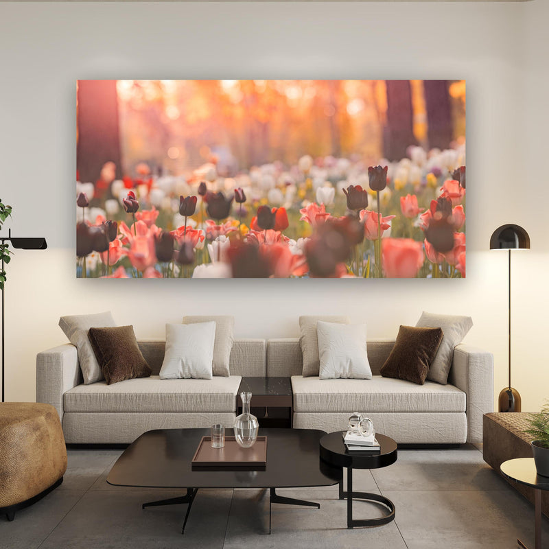 Wandbild - Bunte Blumenwiese mit Tulpen über Urban-Stil Couch hinter futuristischem Tisch