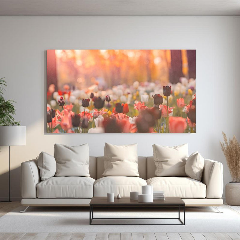 Wandbild - Bunte Blumenwiese mit Tulpen hinter sanfter Couch mit cremefarbenen großen Kissen