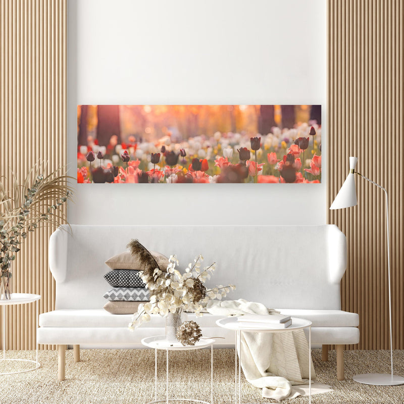 Wandbild - Bunte Blumenwiese mit Tulpen in extravagant gestaltetem Raum mit minimalistischer Couch-rechteckig