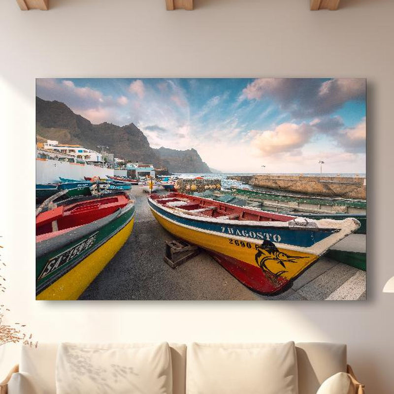 Wandbild - Bunte Boote am Strand in modernem Wohnzimmer im Loft-Stil Zoom