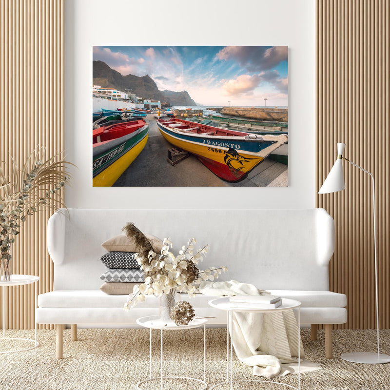 Wandbild - Bunte Boote am Strand in extravagant gestaltetem Raum mit minimalistischer Couch-quadratisch