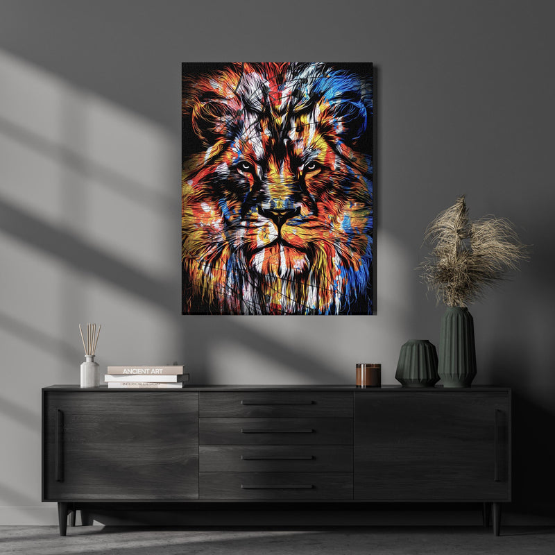Wandbild - Bunter mächtiger Löwenkopf über luxuriöser Holzkommode und dunkelgrünen Vasen