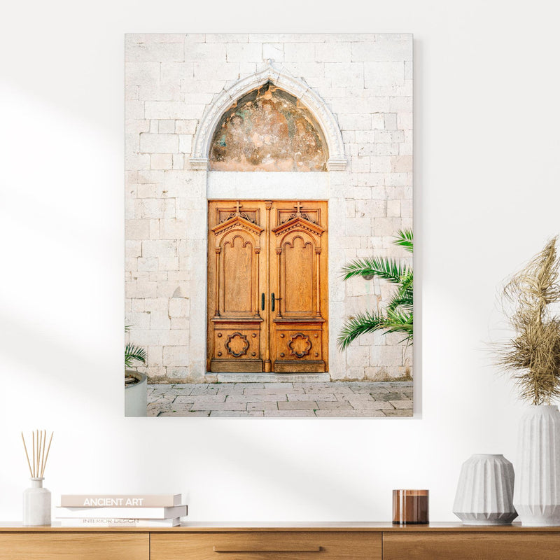 Wandbild - Croatian Door an cremefarbener Wand über klassischer Holzkommode Zoom