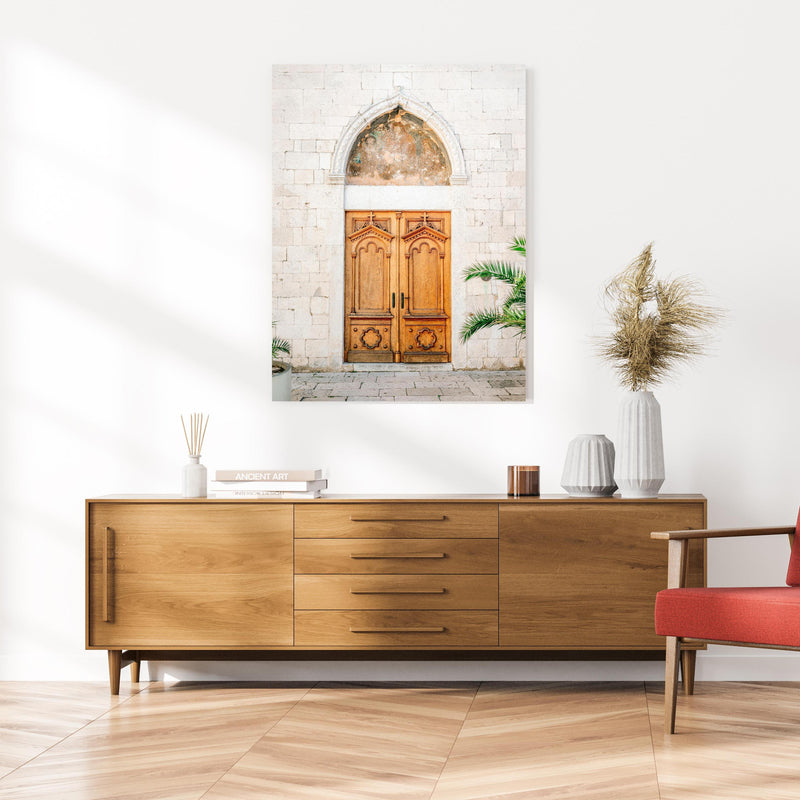 Wandbild - Croatian Door an cremefarbener Wand über klassischer Holzkommode