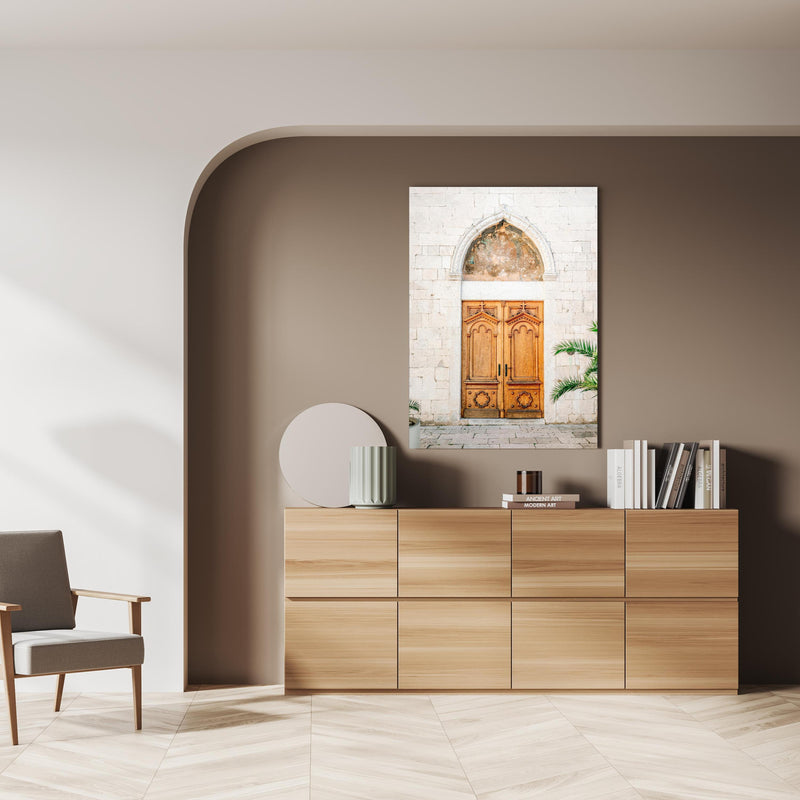 Wandbild - Croatian Door über doppelter Holzkommode mit Vase und Büchersammlung