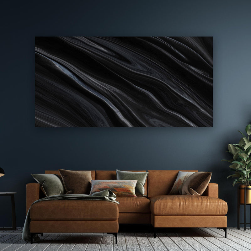 Wandbild - Dunkler Seidenhintergrund an dunkelgrüner Wand über klassischem Sofa