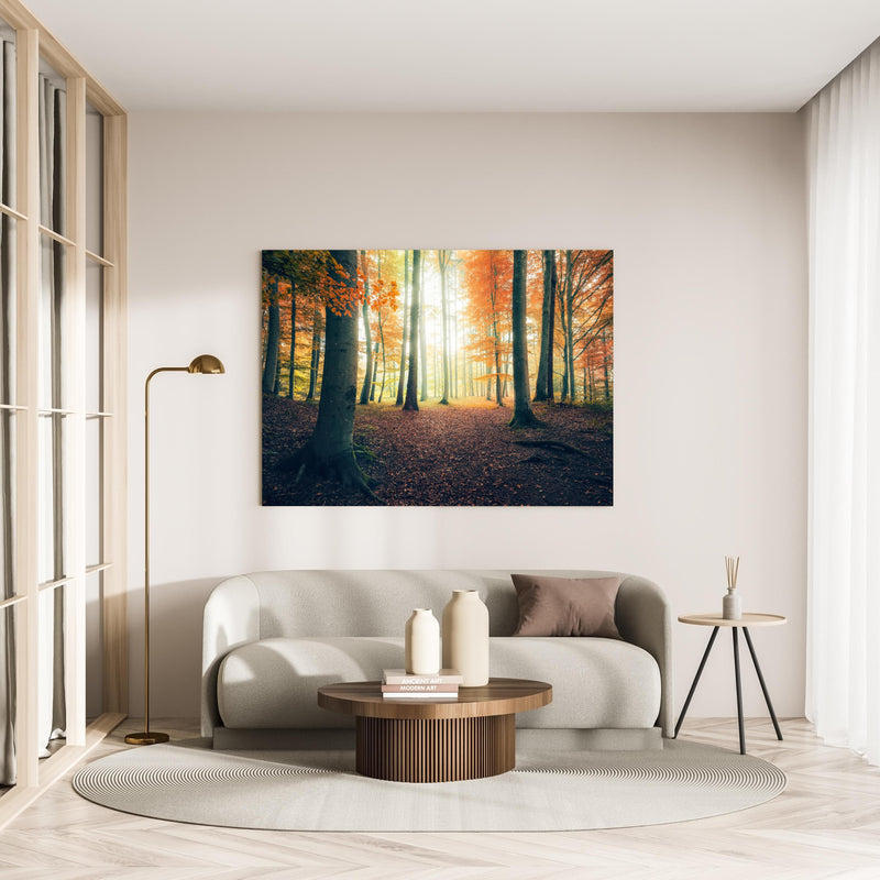 Wandbild - Dunkler Wald im Herbst in minimalistisch eingerichtetem cremefarbenen Wohnzimmer
