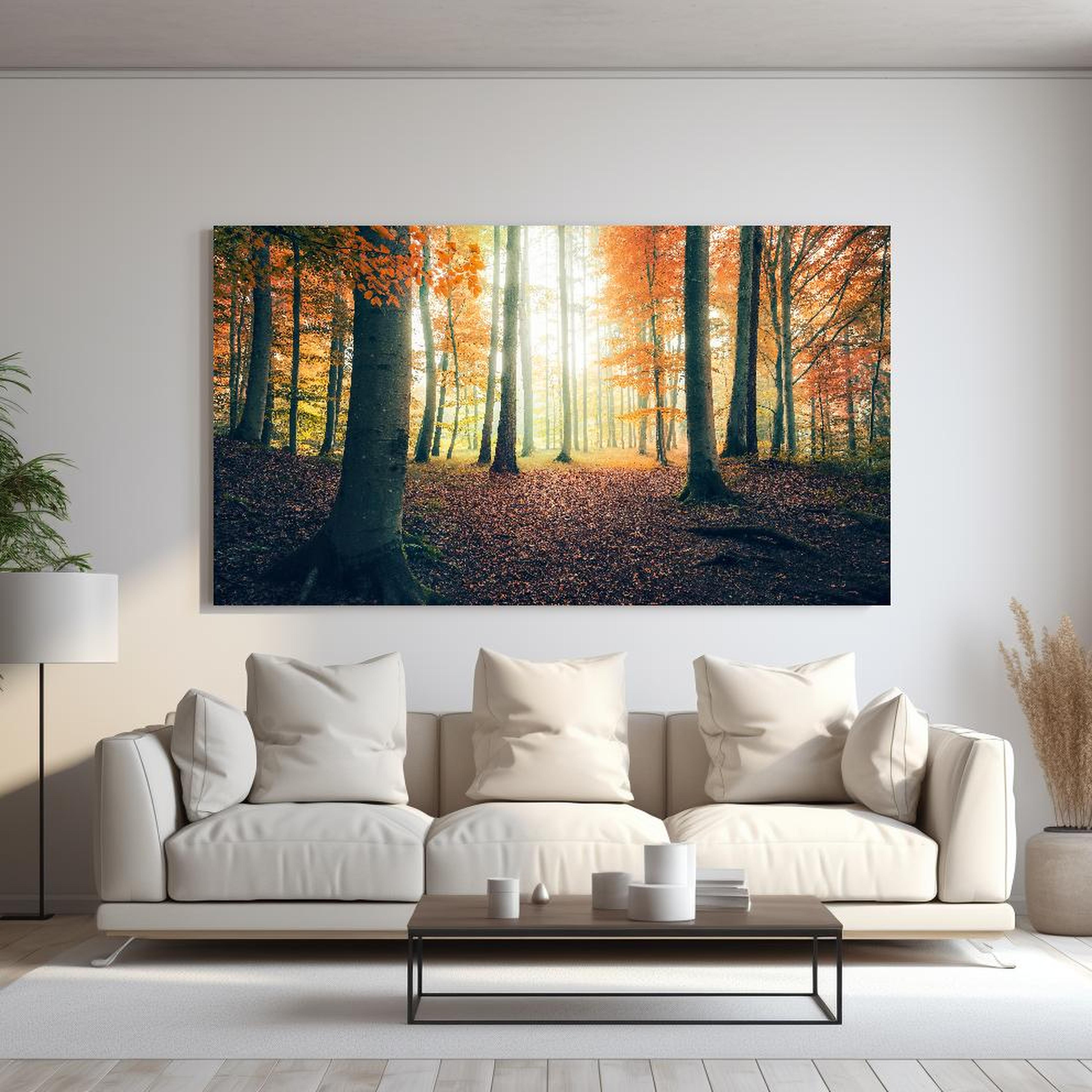 Wandbild - Dunkler Wald im Herbst hinter sanfter Couch mit cremefarbenen großen Kissen