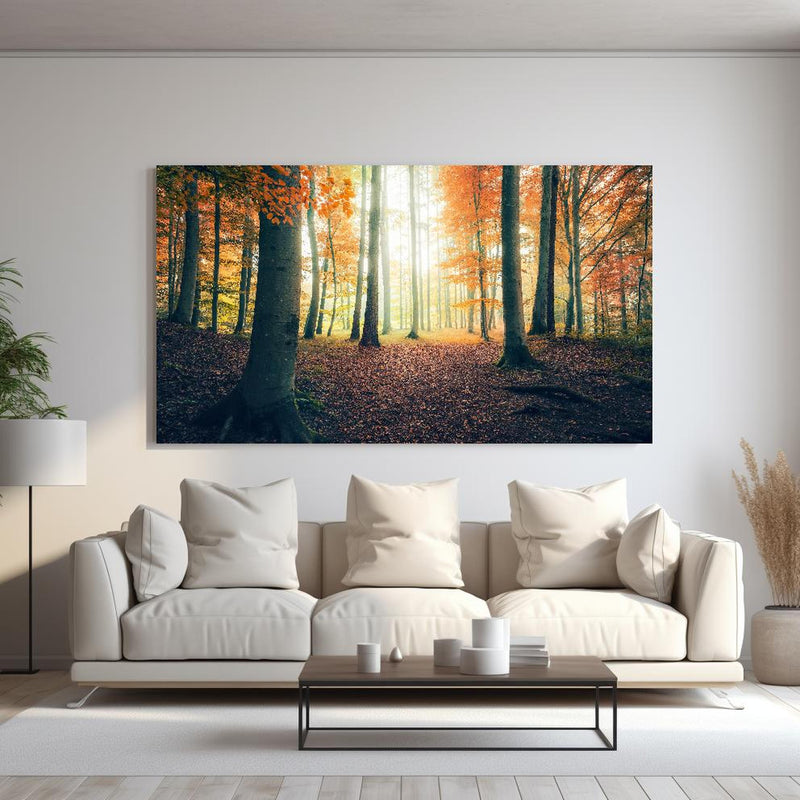 Wandbild - Dunkler Wald im Herbst hinter sanfter Couch mit cremefarbenen großen Kissen