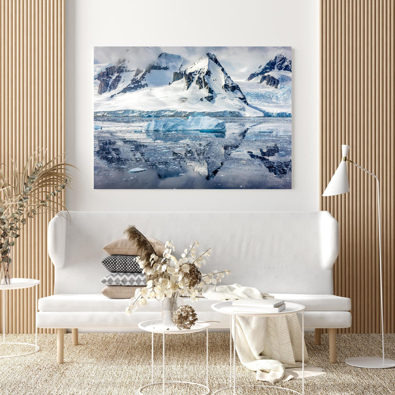 Wandbild - Eisberg Gletscher in extravagant gestaltetem Raum mit minimalistischer Couch-quadratisch