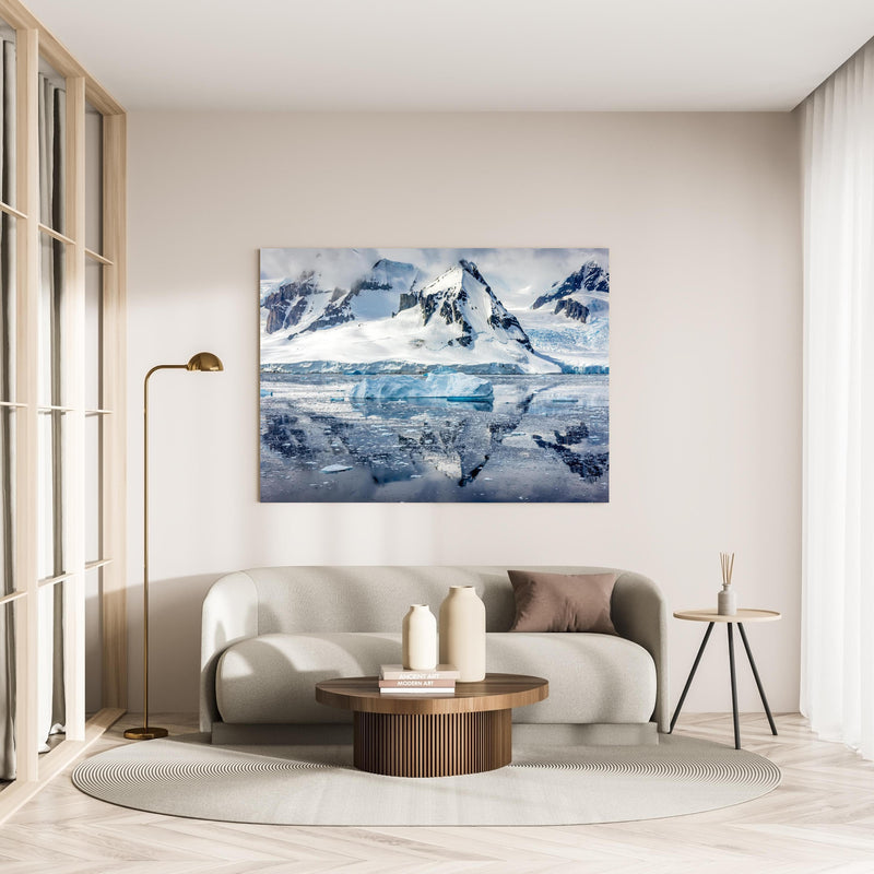 Wandbild - Eisberg Gletscher in minimalistisch eingerichtetem cremefarbenen Wohnzimmer