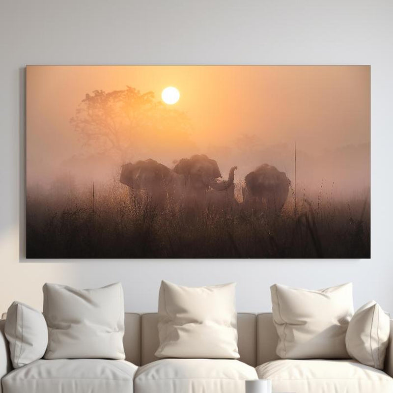 Wandbild - Elefanten bei Morgengrauen hinter sanfter Couch mit cremefarbenen großen Kissen Zoom