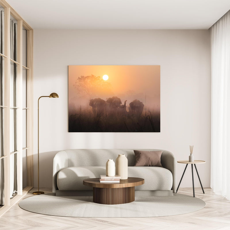 Wandbild - Elefanten bei Morgengrauen in minimalistisch eingerichtetem cremefarbenen Wohnzimmer