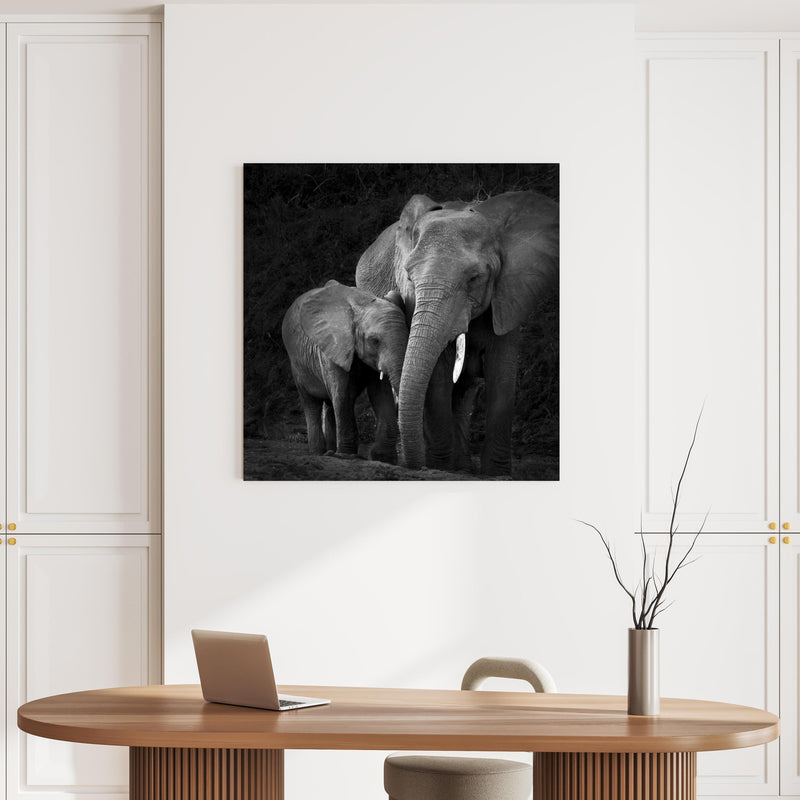 Wandbild - Elefanten in der Natur - schwarz-weiß über ovalem Holztisch mit zeitloser Vase