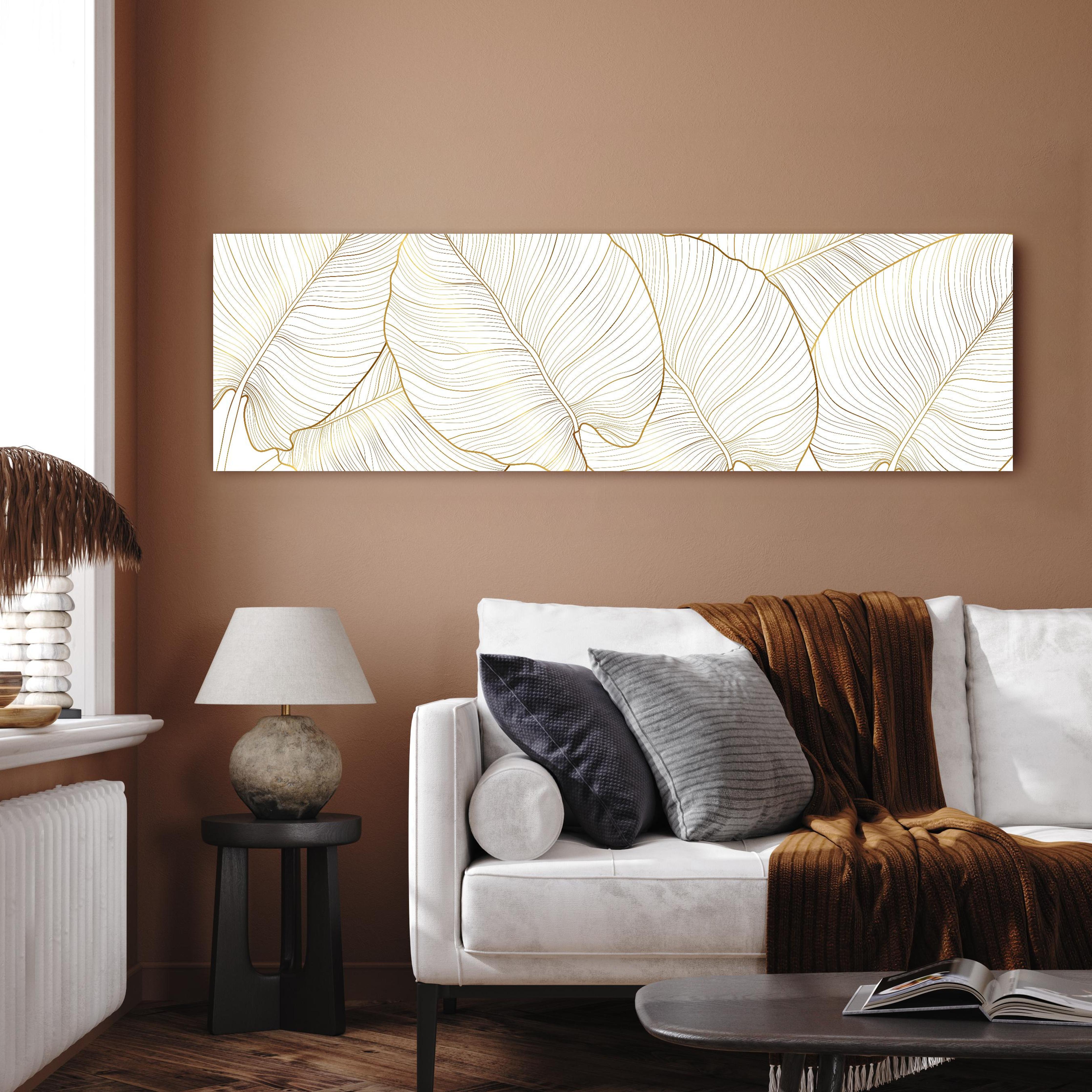 Wandbild - Elegantes Blatt-Design in Gold und Weiß in dezentem Wohnzimmer mit geölter Holzkommode Zoom