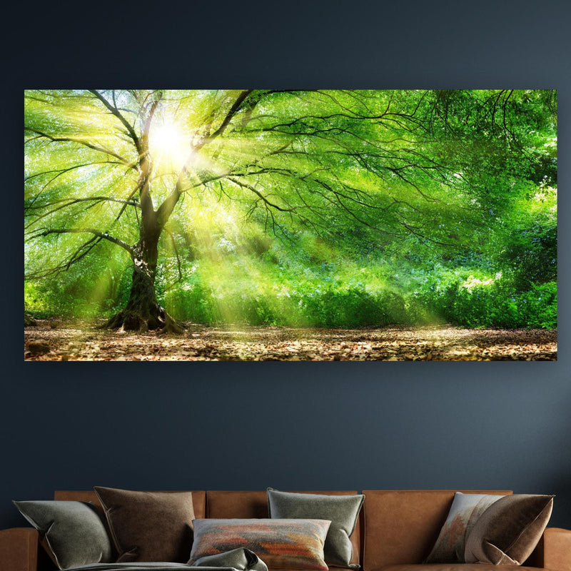 Wandbild - Energiegeladener Wald an dunkelgrüner Wand über klassischem Sofa Zoom