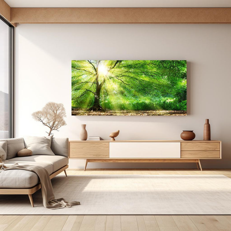 Wandbild - Energiegeladener Wald in hellem Wohnzimmer über extravaganter Kommode