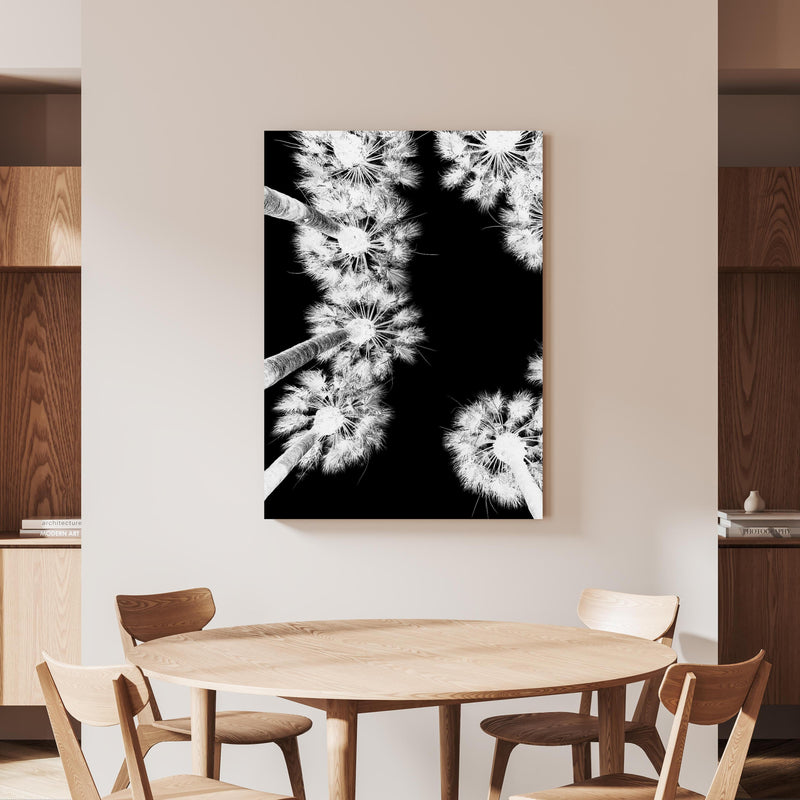 Wandbild - Exotische Palmen - Schwarz-weiß an beiger Wand hinter handgeschnitztem Holztisch 