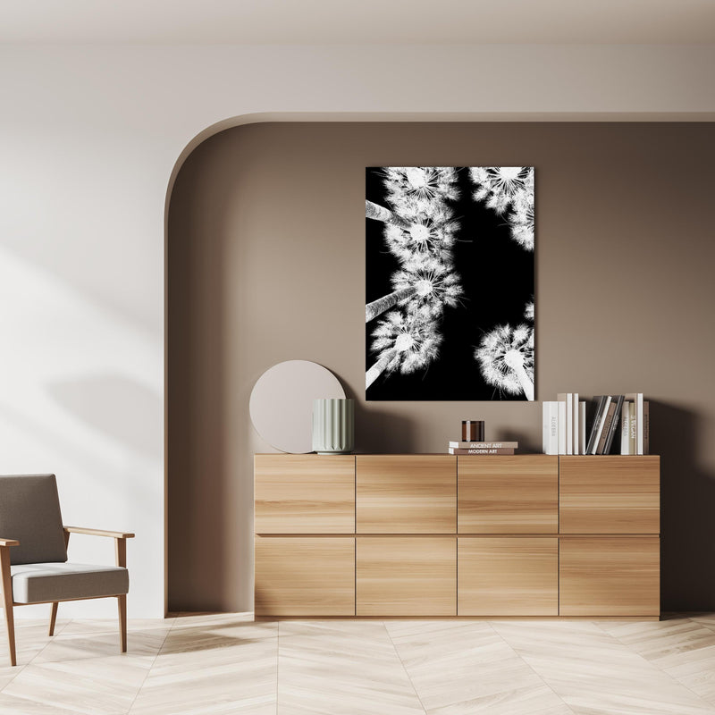 Wandbild - Exotische Palmen - Schwarz-weiß über doppelter Holzkommode mit Vase und Büchersammlung