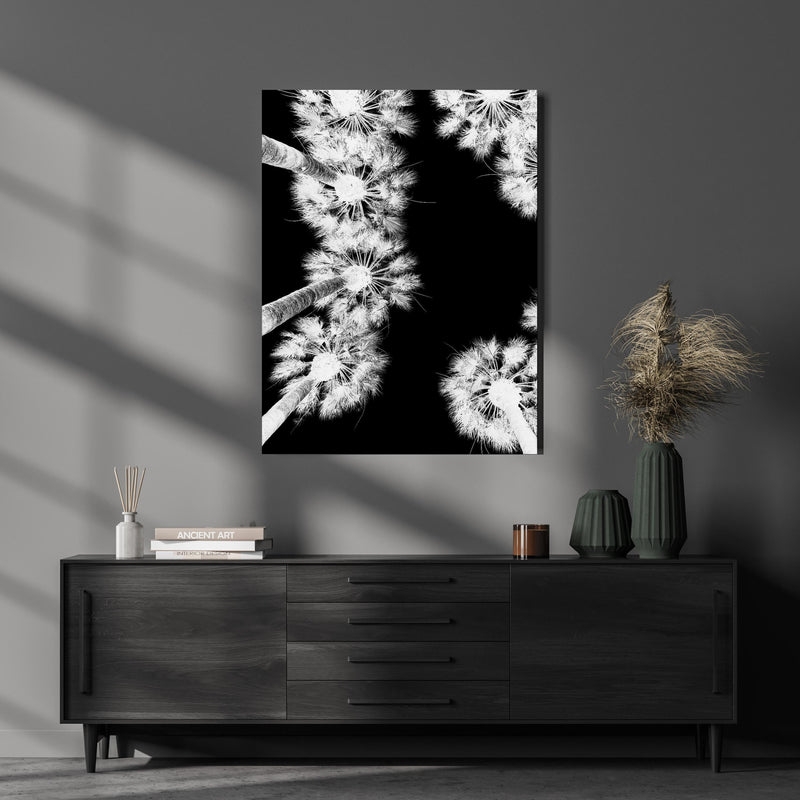 Wandbild - Exotische Palmen - Schwarz-weiß über luxuriöser Holzkommode und dunkelgrünen Vasen