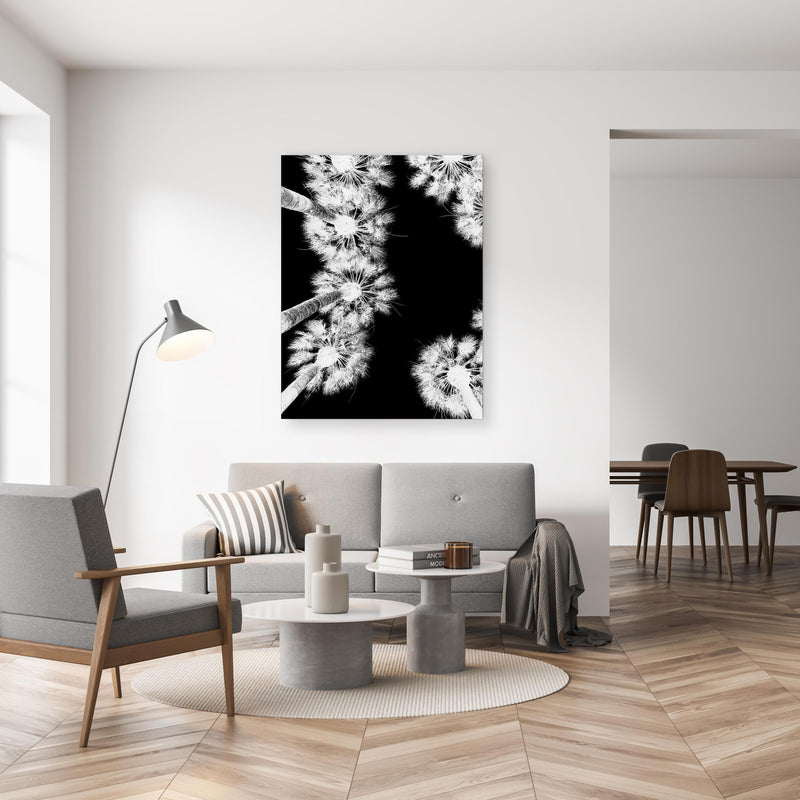 Wandbild - Exotische Palmen - Schwarz-weiß in gemütlichem Wohnzimmer neben grauer Retro-Lampe