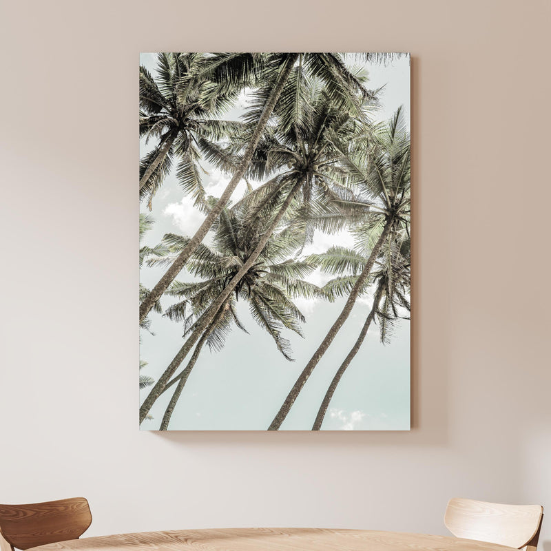 Wandbild - Exotische Palmen an beiger Wand hinter handgeschnitztem Holztisch Zoom