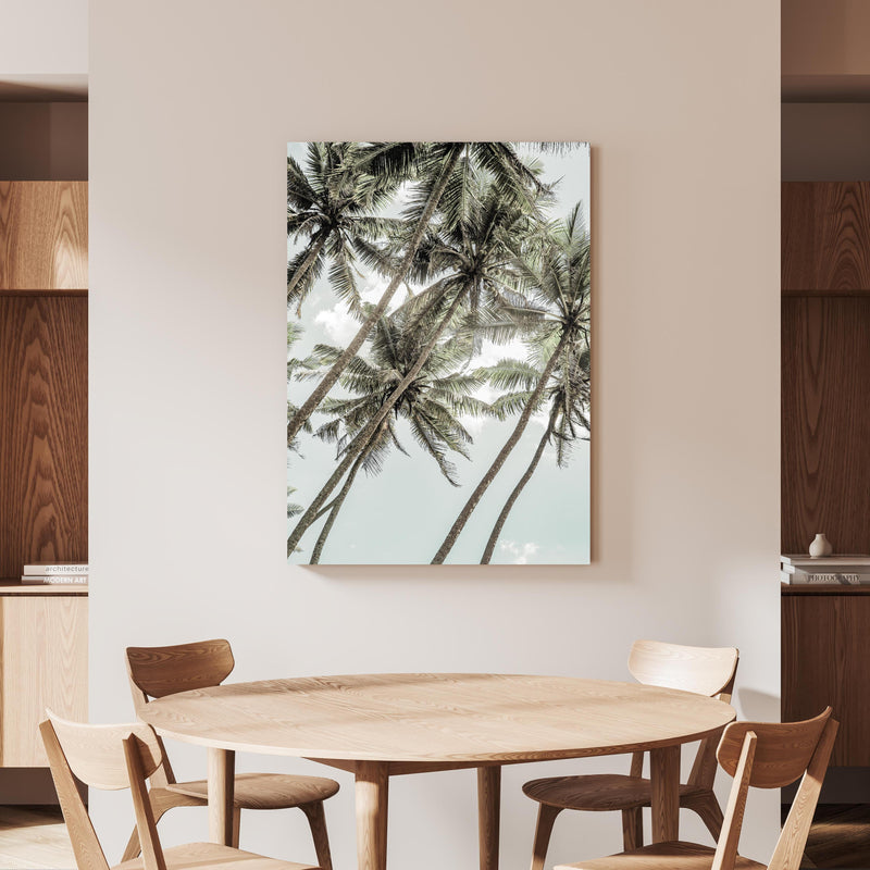 Wandbild - Exotische Palmen an beiger Wand hinter handgeschnitztem Holztisch 